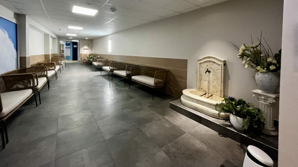 nouveaux couloir après travaux avec la fontaine d'eau